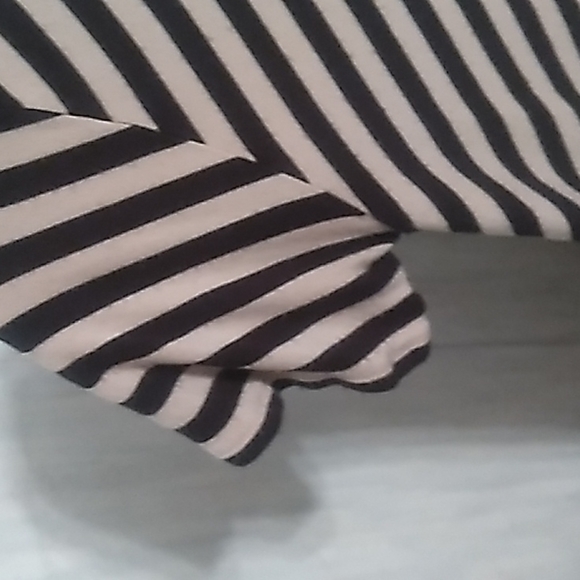 LulaRoe Small Tan Black Zig Zag Stripes Short Sleeves Top Like New - Picture 4 of 7